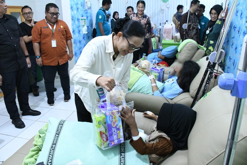 Kajati Jabar Mengadakan Bakti Sosial di SLB Negeri Purwakarta dan RSUD Bayu Asih